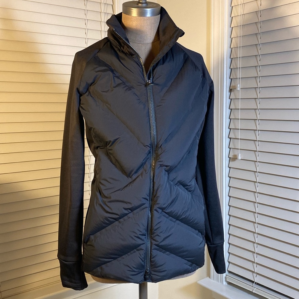 Women’s Athleta puffer jacket with thin sleeves